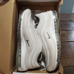 Sneakers/tennis shoes